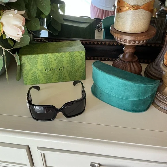 Gucci Women's Black and Green Tortoise Sunnies - Picture 9 of 9